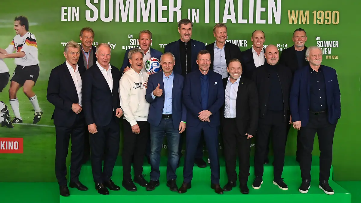 v.li:Klaus AUGENTHALER;Juergen KLINSMANN,Stefan REUTER,Pierre LITTBARSKI, Andreas KOEPKE,Olaf THON,Markus SOEDER (Ministerpraesident Bayern und CSU Vorsitzender),,Lothar MATTHAEUS,Guido BUCHWALD,Thomas HAESSLER,Hansi PFLUEGLER; Raimond AUMANN,Paul STEINER,Rudi VOELLER: Premiere EIN SOMMER IN ITALIEN-WM 1990. am 16.03.20226 im Mathaeser Kino in Muenchen. Roter Teppich,Red Carpet. ?