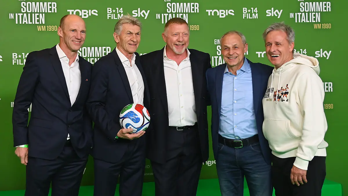 v.li:Hansi PFLUEGLER,Klaus AUGENTHALER ,Boris BECKER,Olaf THON,Pierre LITTBARSKI. Premiere EIN SOMMER IN ITALIEN-WM 1990. am 16.03.20226 im Mathaeser Kino in Muenchen. Roter Teppich,Red Carpet. ?