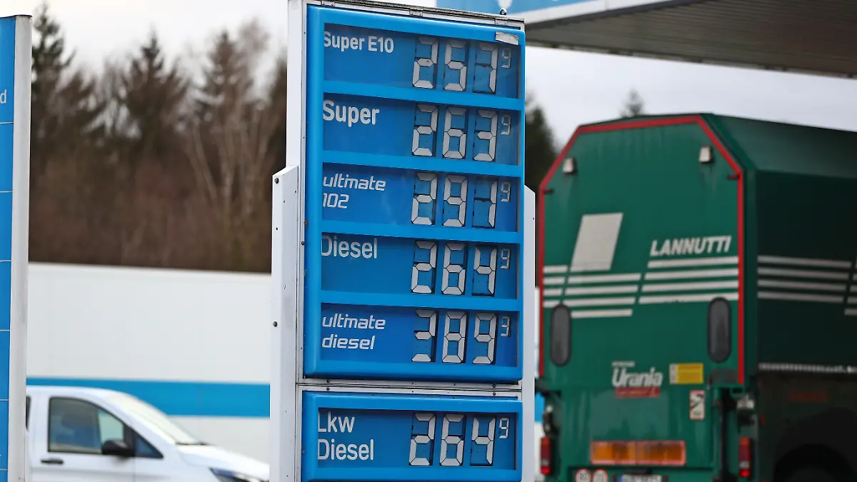 16.03.2026, Wirtschaft v.l. ARAL Tankstelle A6 bei 66914 Waldmohr Benzinpreise, Tanken, Dieselpreise, Preistafel