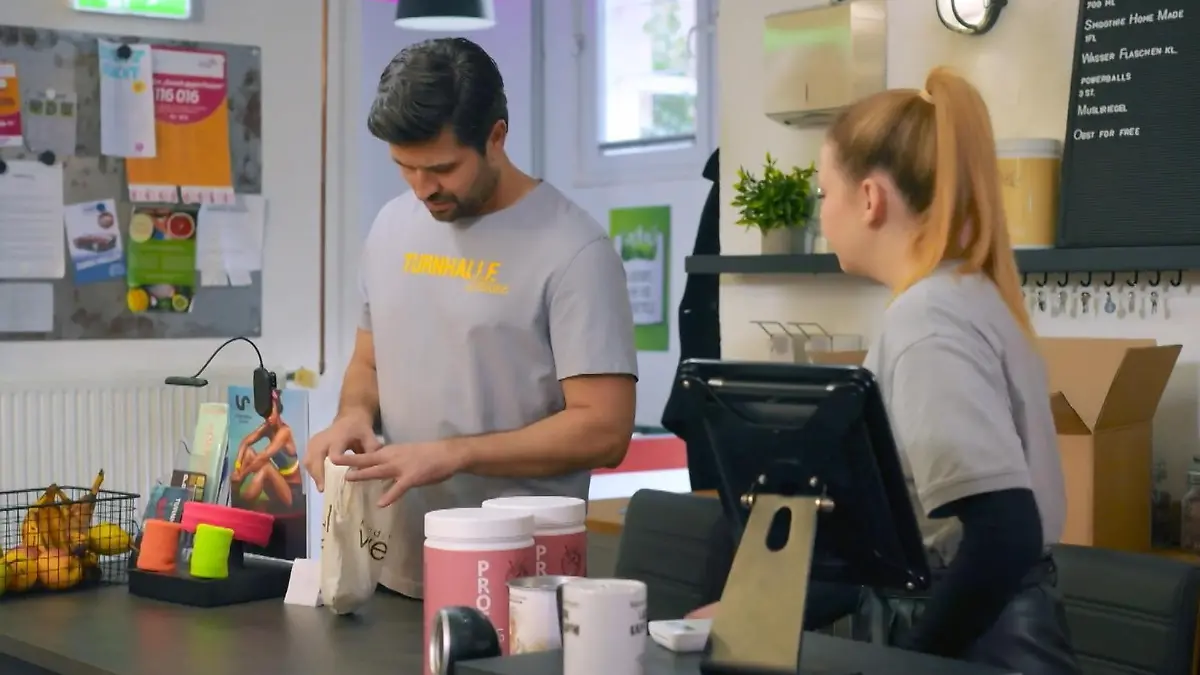 Paco bekommt ein Überraschungsgeschenk von Naomi „Unter uns“-Folge vom 24.03.26 auf RTL+