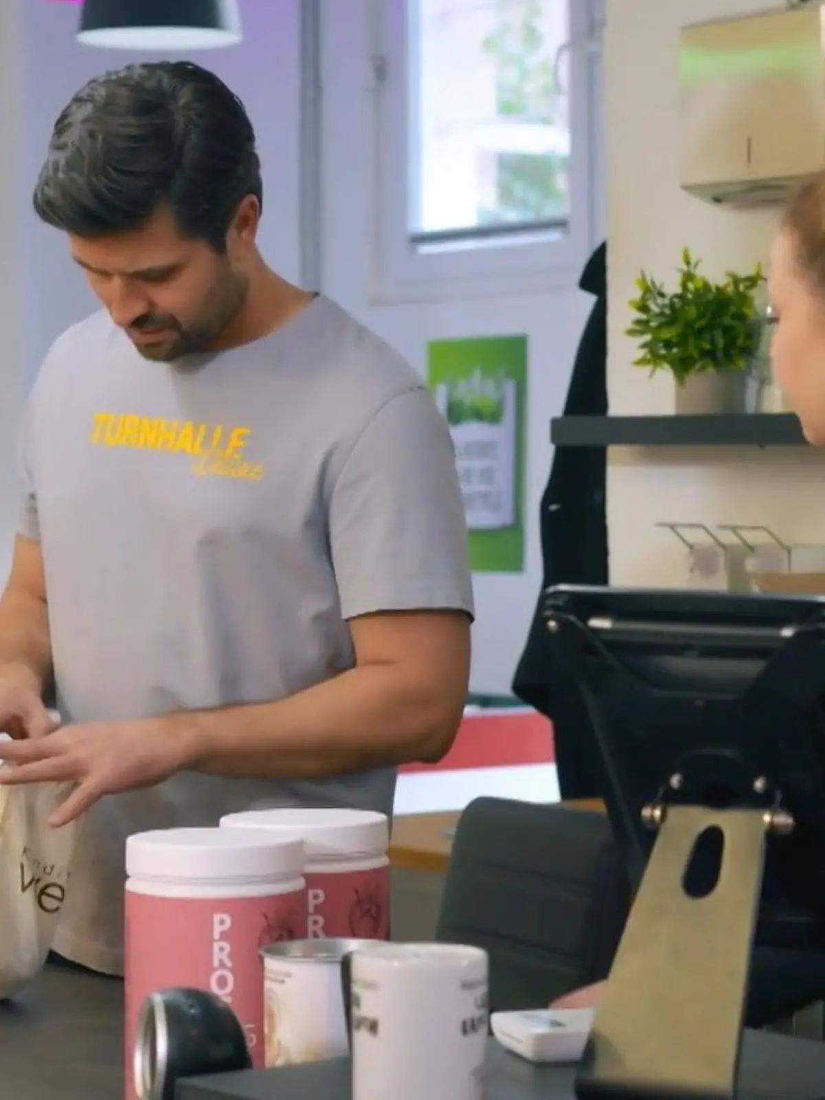 Bild zu: "Paco bekommt ein Überraschungsgeschenk von Naomi"