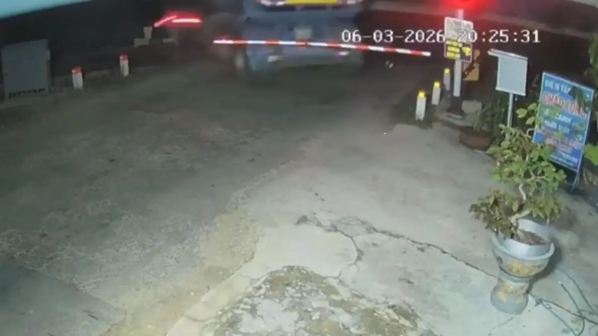 Lebensgefahr, weil Fahrer die Bahnschranke ignoriert! Zug kracht in Lkw Er sitzt noch am Steuer