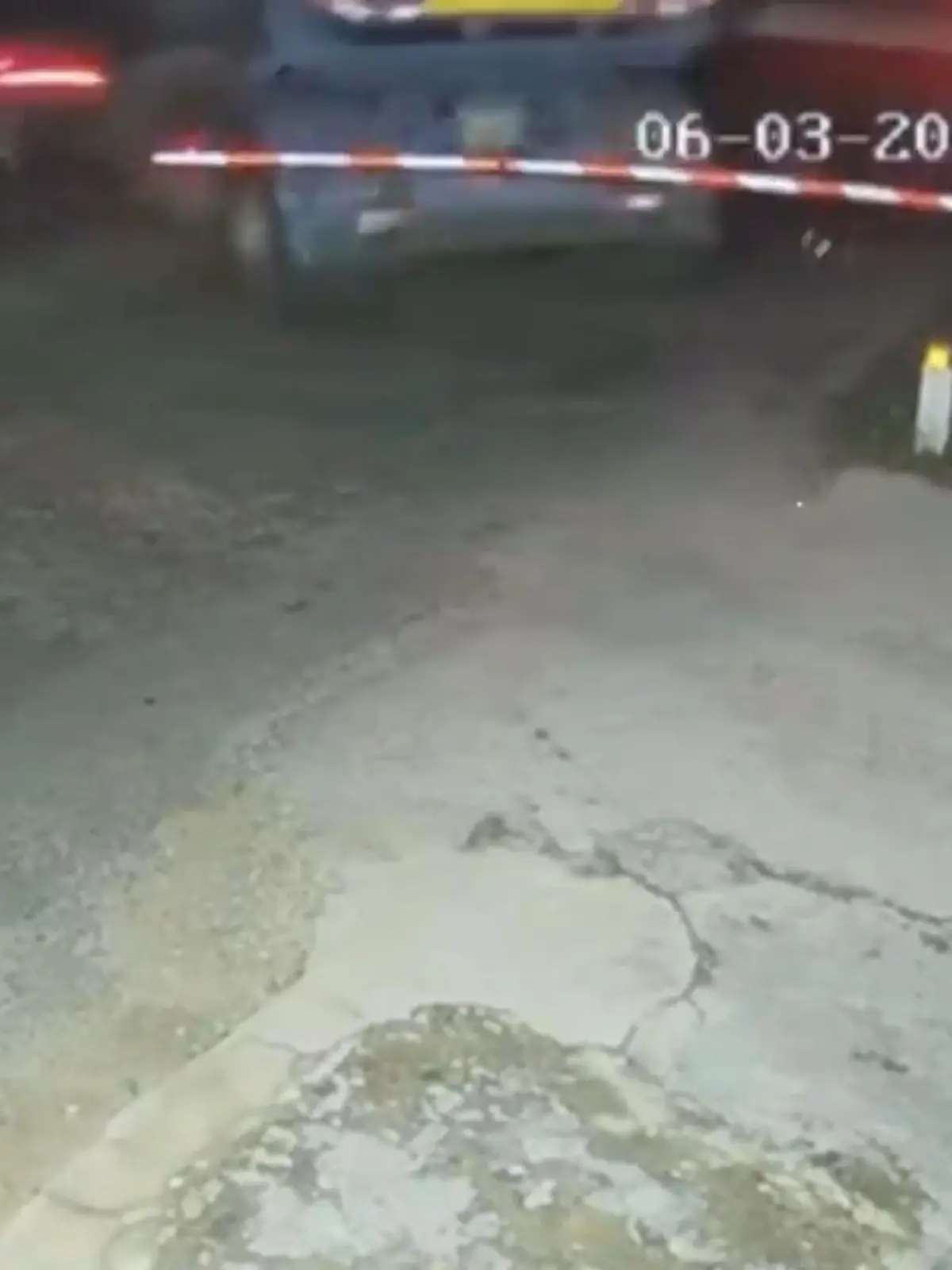 Bild zu: "Lebensgefahr, weil Fahrer die Bahnschranke ignoriert! Zug kracht in Lkw"