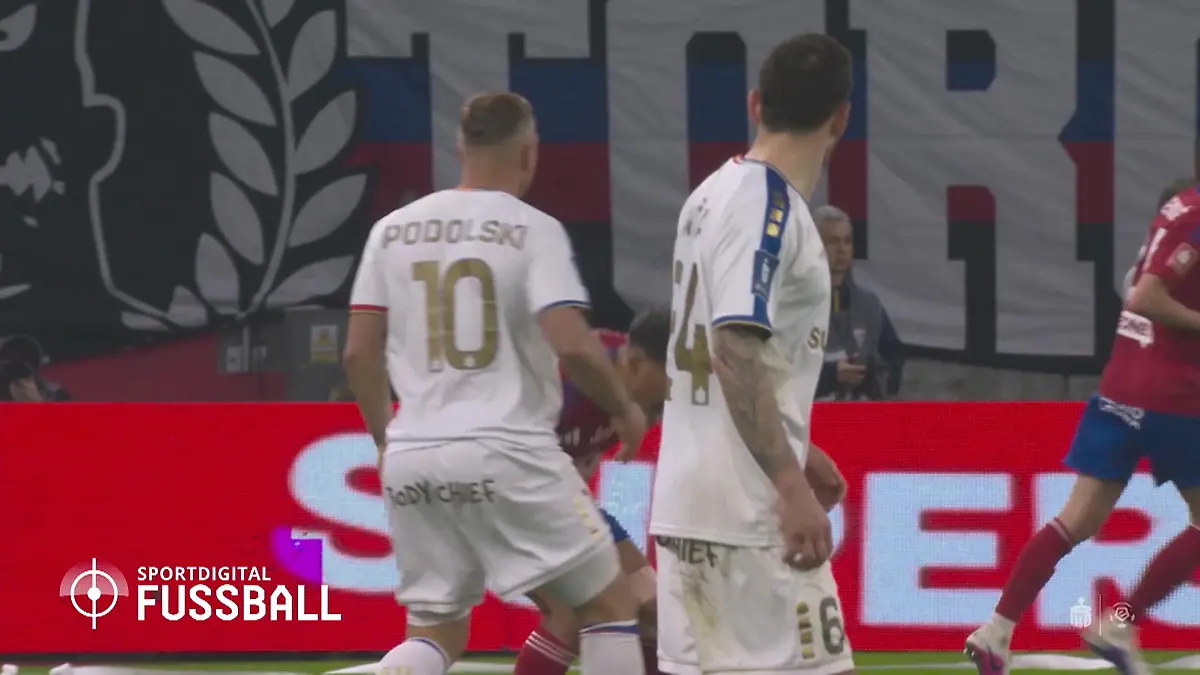 Mega-Ausraster! Hier schlägt Lukas Podolski plötzlich zu Bitterer Auftritt für Weltmeister von 2014