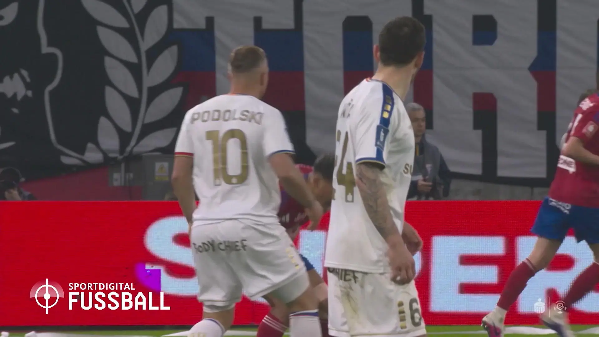 Mega-Ausraster! Hier schlägt Lukas Podolski plötzlich zu Fußball-Weltmeister von 2014