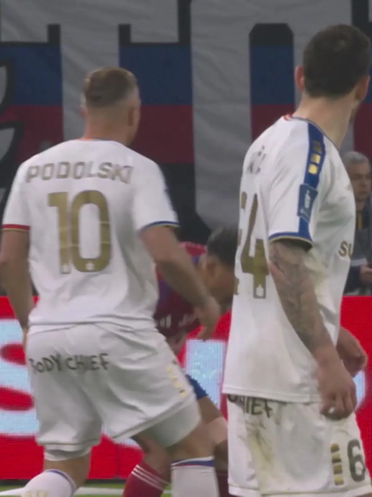 Bild zu: "Mega-Ausraster! Hier schlägt Lukas Podolski plötzlich zu"