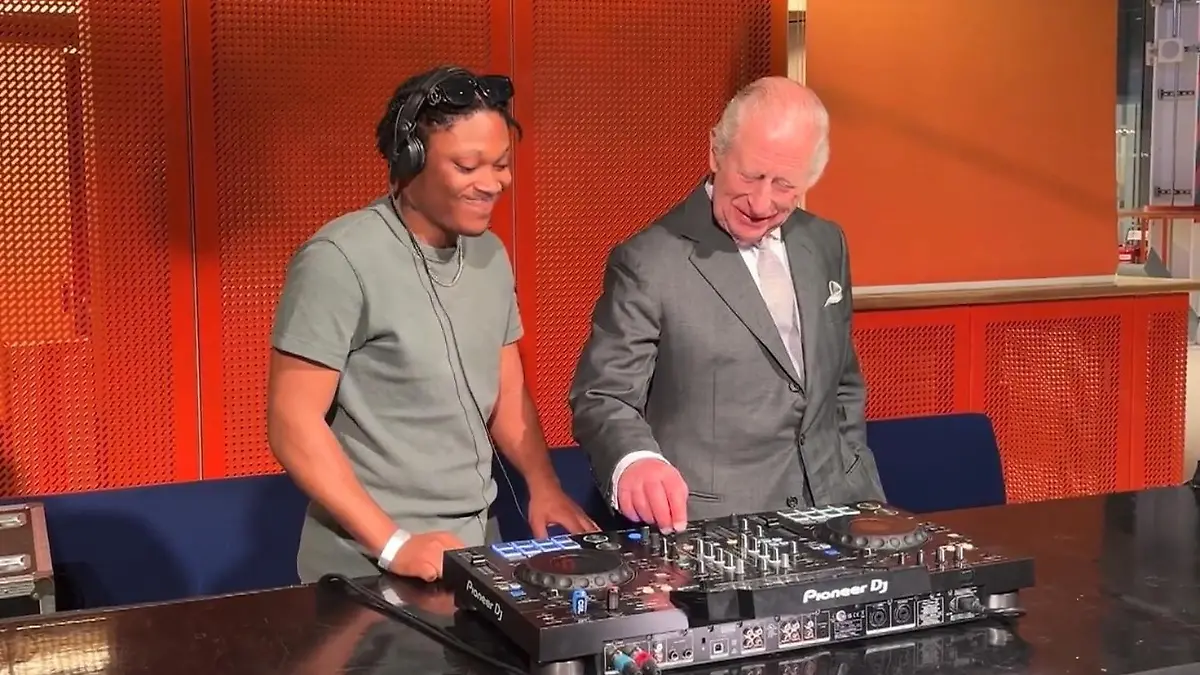 An das Mischpult, fertig, los! Hier performt König Charles III. als DJ Bei Besuch in Manchester
