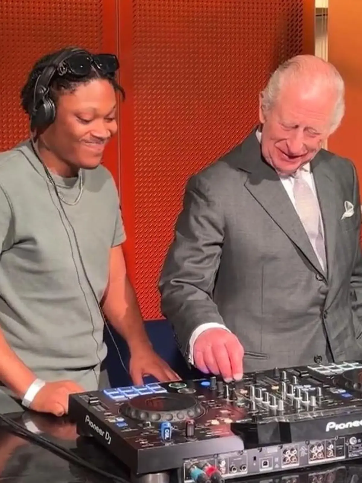 Bild zu: "An das Mischpult, fertig, los! Hier performt König Charles III. als DJ"