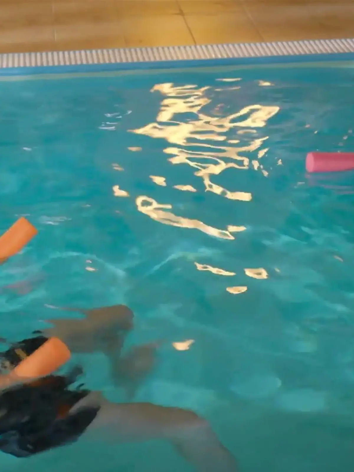 Bild zu: "Lucie macht beim Reha-Training Bekanntschaft mit einem attraktiven Mann"