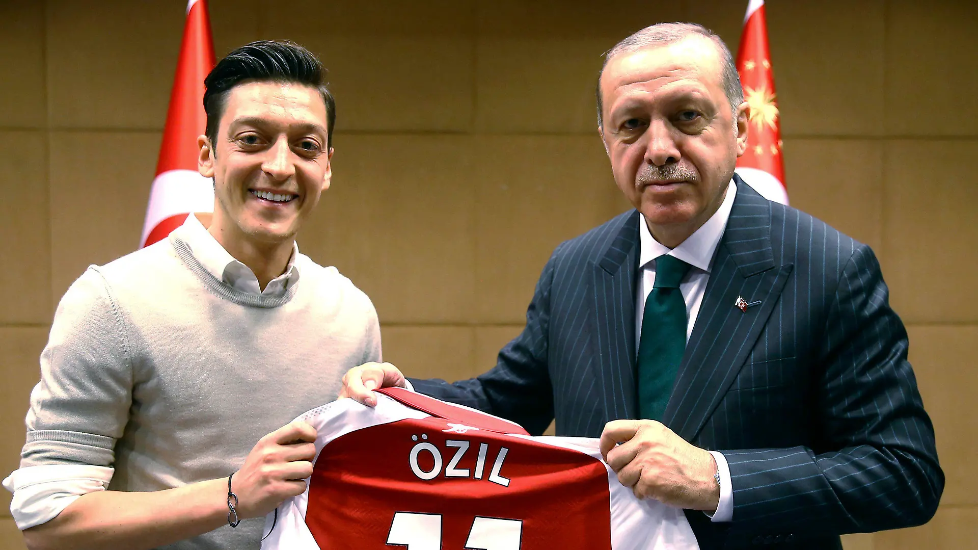 ARCHIV - 14.05.2018, Großbritannien, London: Recep Tayyip Erdogan (r), Staatspräsident der Türkei, hält zusammen mit Fußballspieler Mesut Özil vom englischen Premier League Verein FC Arsenal, ein Trikot von Özil. (zu dpa: «Wahlkampfhilfe für Erdogan: Özil postet wieder Foto mit Präsidenten») Foto: -/Pool Presdential Press Service/AP/dpa +++ dpa-Bildfunk +++