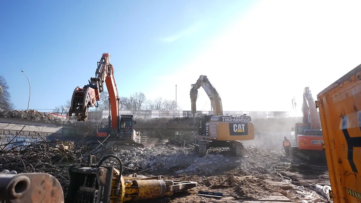 Bagger reißen auf der Baustelle die Berlinertordammbrücke ab. Die Abbrucharbeiten der Berlinertordammbrücke haben begonnen. +++ dpa-Bildfunk +++
