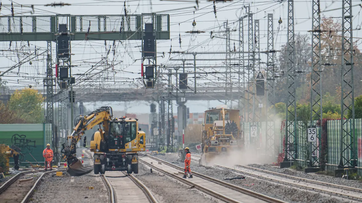Gleisarbeiten werden auf der Riedbahnbaustelle am Bahnhof Gernsheim ausgeführt. (zu dpa: «Bahn: Generalsanierung soll vier Jahre länger dauern») +++ dpa-Bildfunk +++