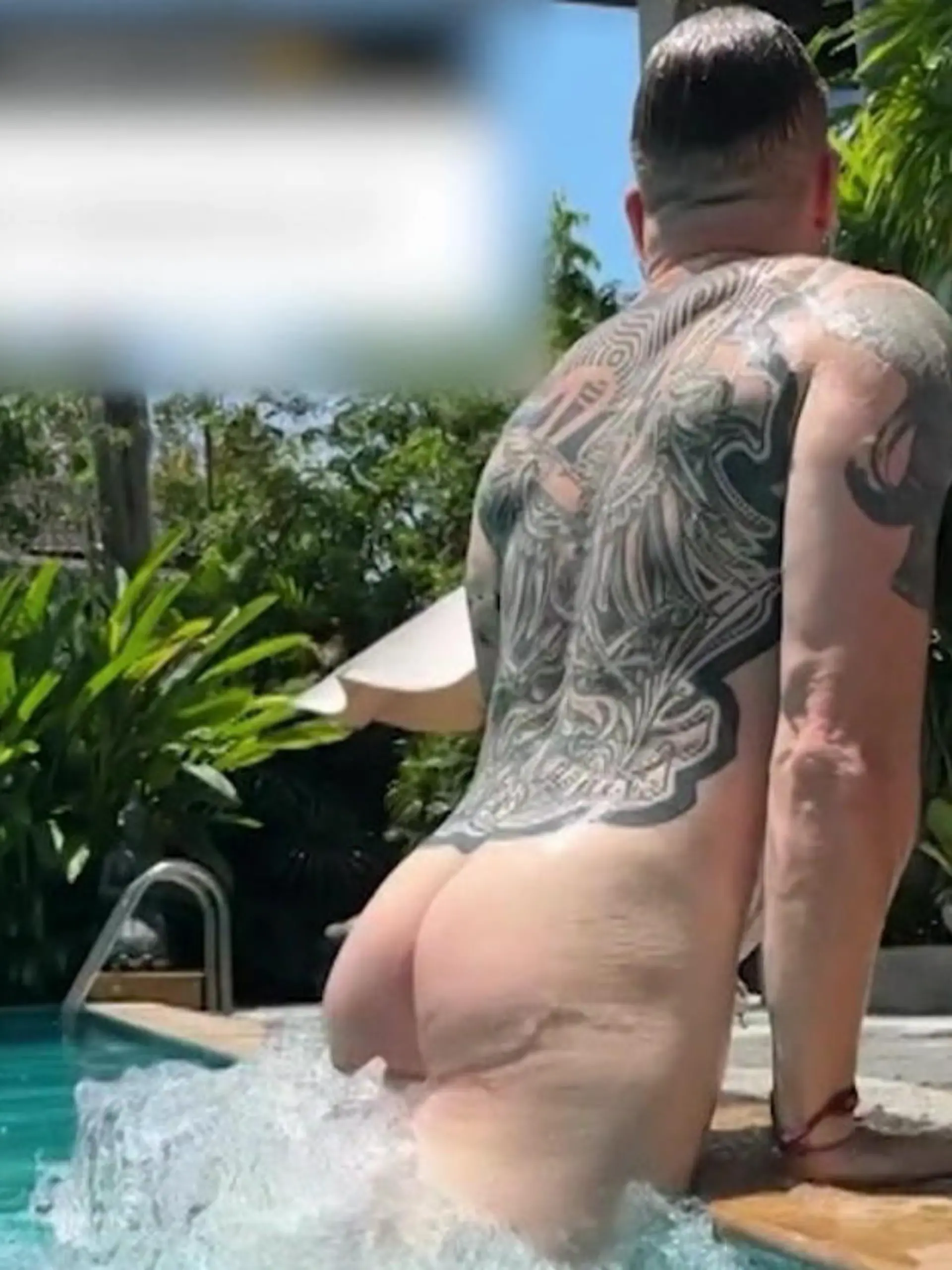 Bild zu: "Musik-Star Finch entblößt sich im Pool komplett"
