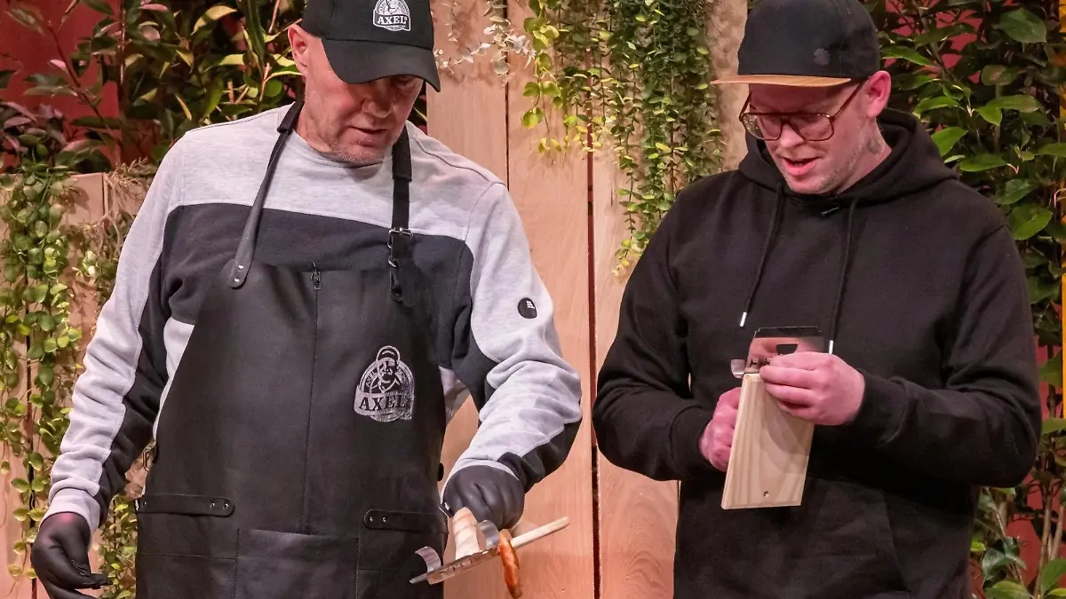 Ex-Profi-Boxer Axel Schulz steht am Grill mit dem 6-in-1 Grillbrett BUTJER