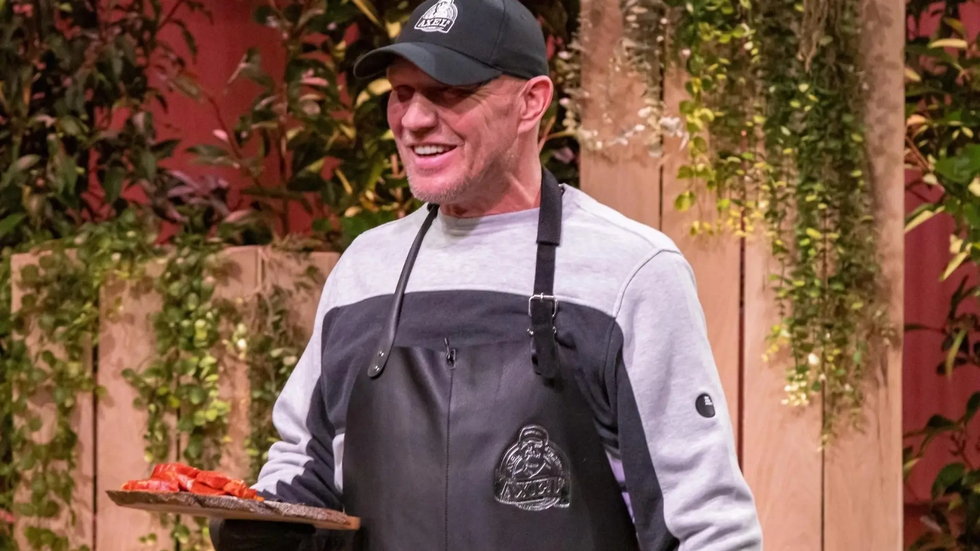 Die Höhle der Löwen: Grillfan und Boxprofi zeigt den „Löwen” das neue Grillbrett BUTJER