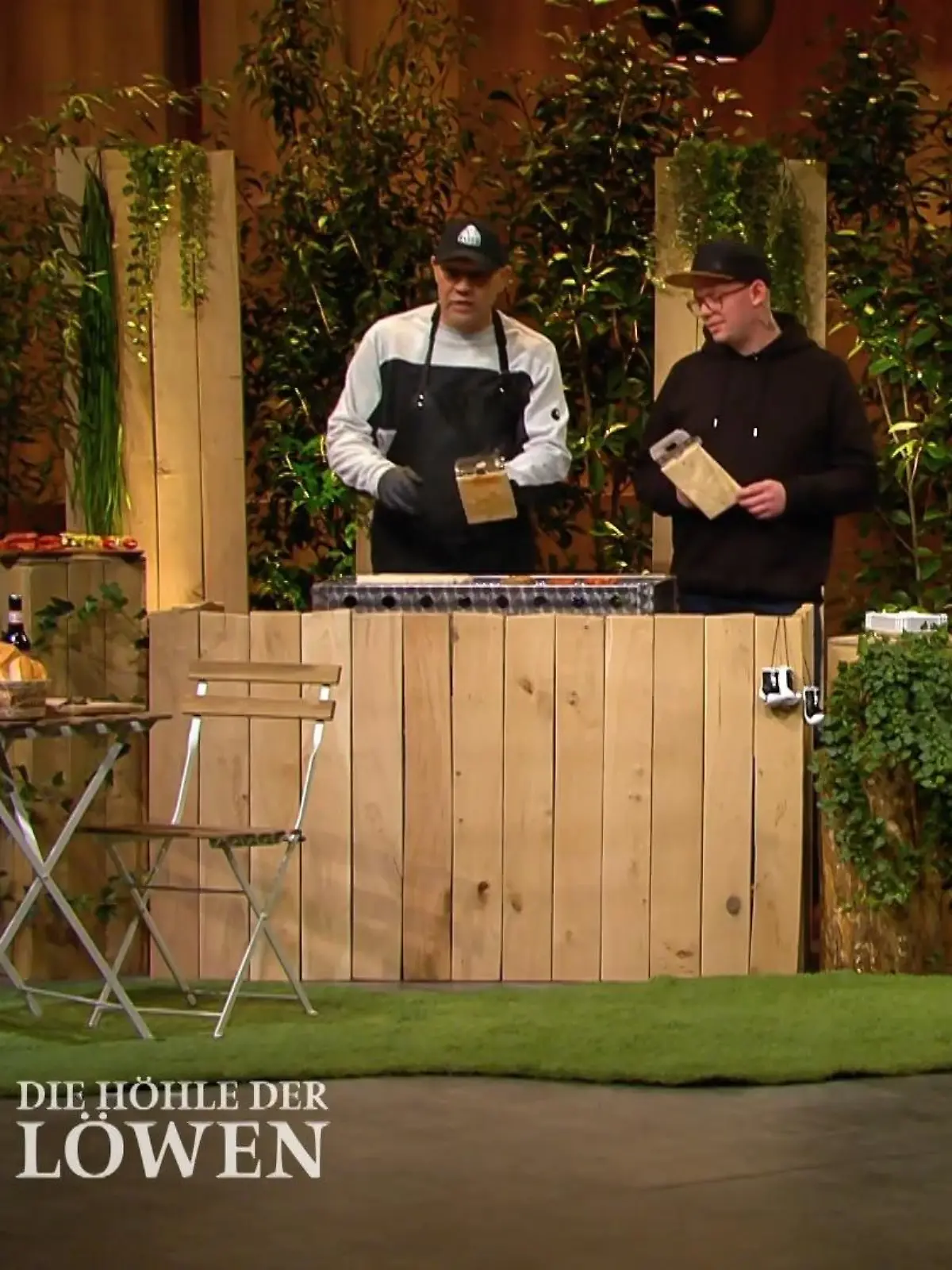 Grill- und Boxprofi Axel Schulz unterstützt die Gründer vom Grillbrett BUTJER tatkräftig am Grill