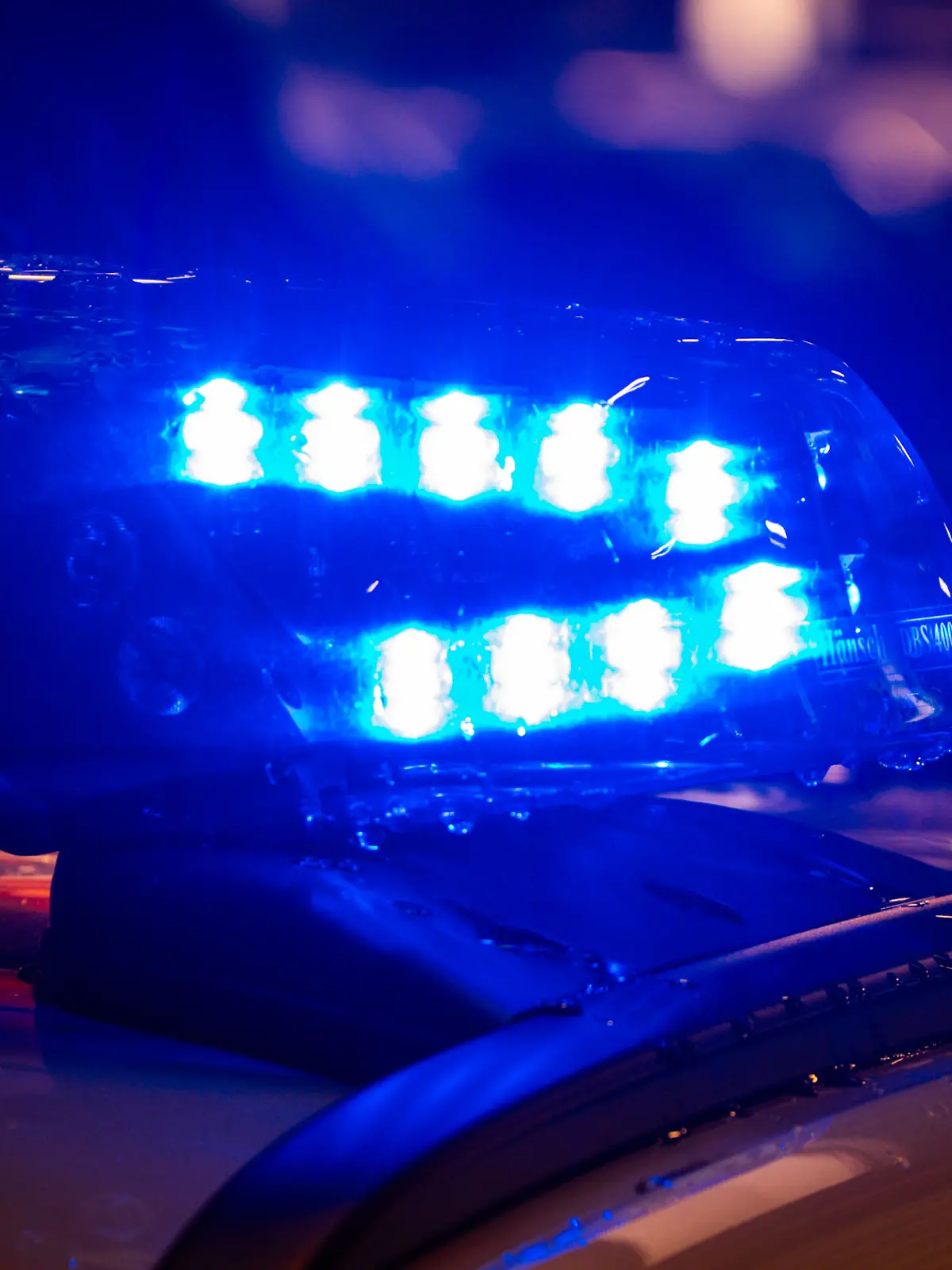 ARCHIV - 17.02.2026, Mecklenburg-Vorpommern, Schwerin: Blaulichter auf dem Dach eines neuen Funkstreifenwagens für den allgemeinen Streifendienst der Landespolizei.  (zu dpa: «Streit zwischen zwei jungen Frauen eskaliert») Foto: Jens Büttner/dpa +++ dpa-Bildfunk +++