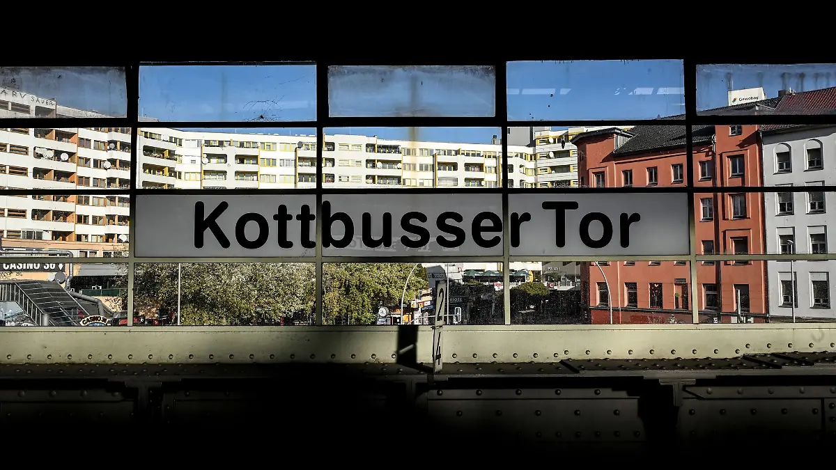 Ein Mann wird bei der Auseinandersetzung im Gesicht verletzt. (Symbolbild)