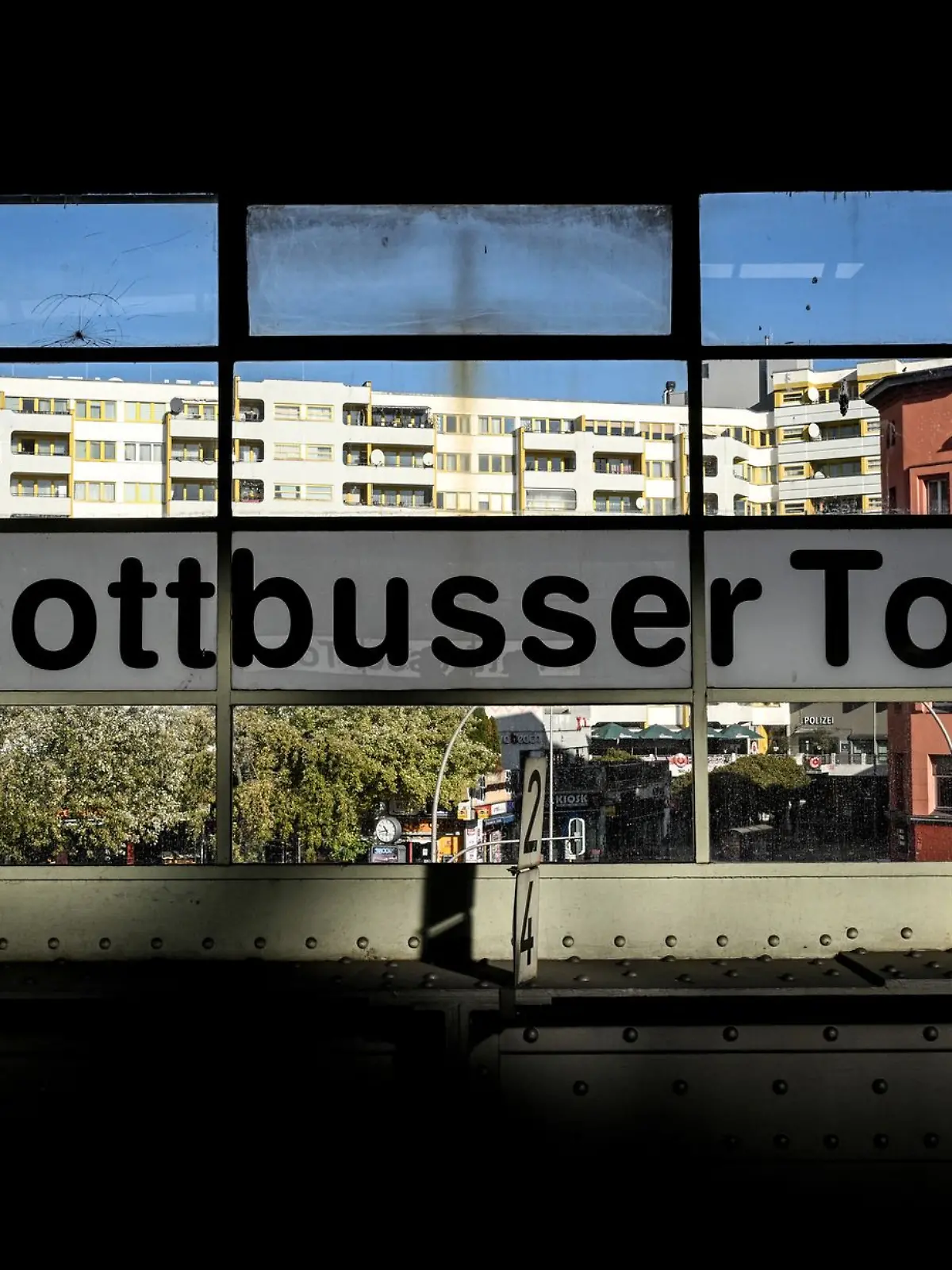 Ein Mann wird bei der Auseinandersetzung im Gesicht verletzt. (Symbolbild)