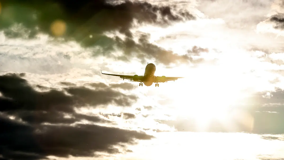 Landung eines Flugzeug am Flughafen BER Berlin Brandenburg Willy Brandt, Schönefeld, 29.09.2025.
