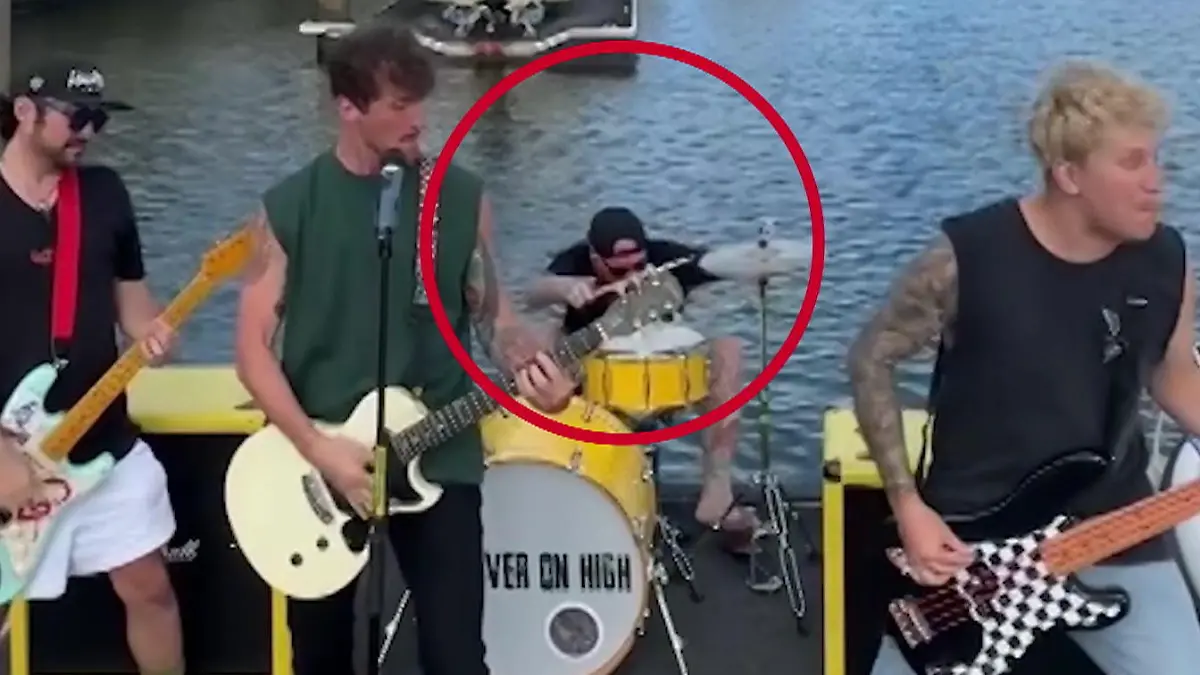 Plötzlich macht's platsch! Schlagzeuger landet bei Auftritt im Hafenbecken Lustige Panne bei Konzert