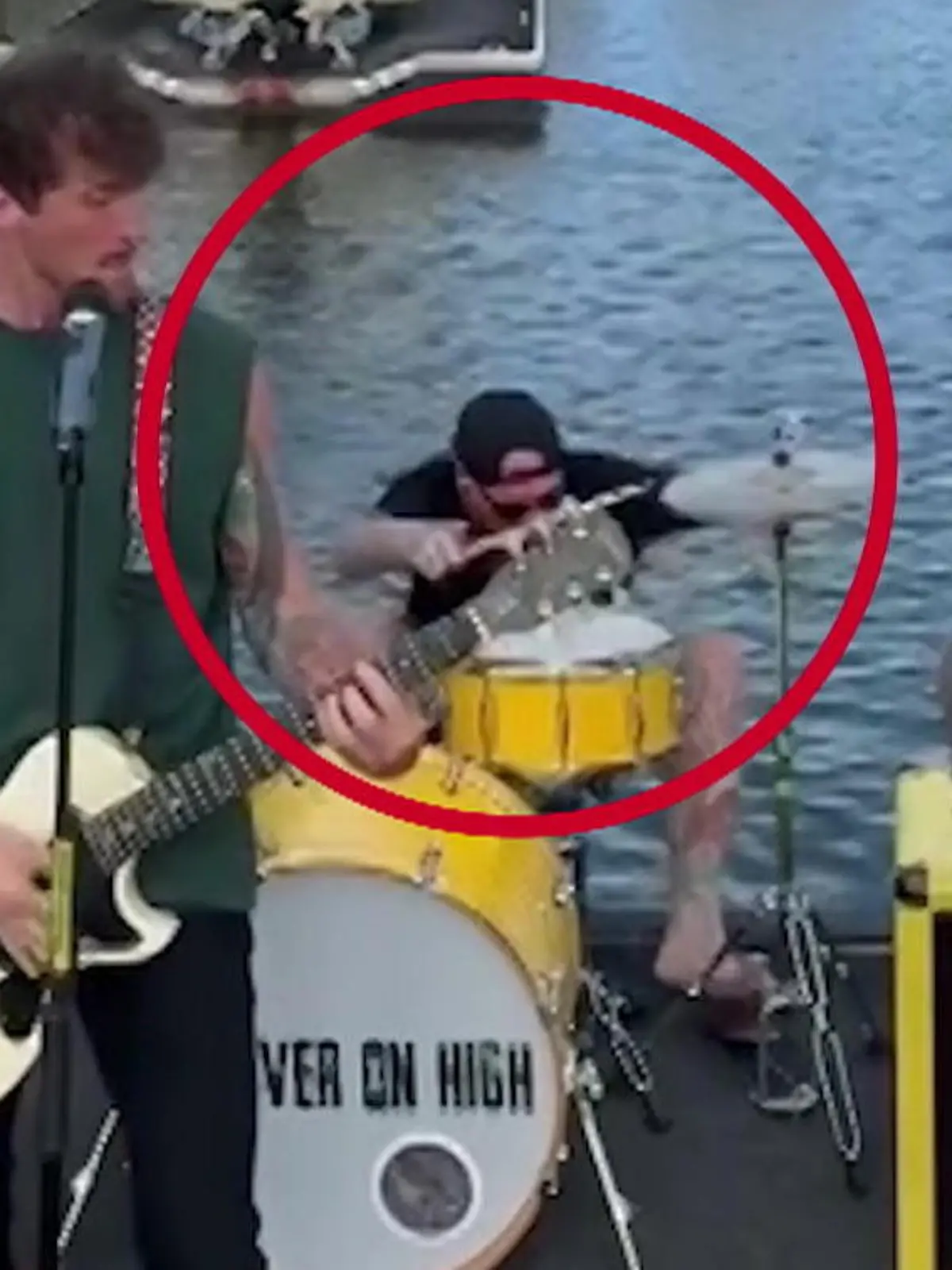 Bild zu: "Plötzlich macht's platsch! Schlagzeuger landet bei Auftritt im Hafenbecken"