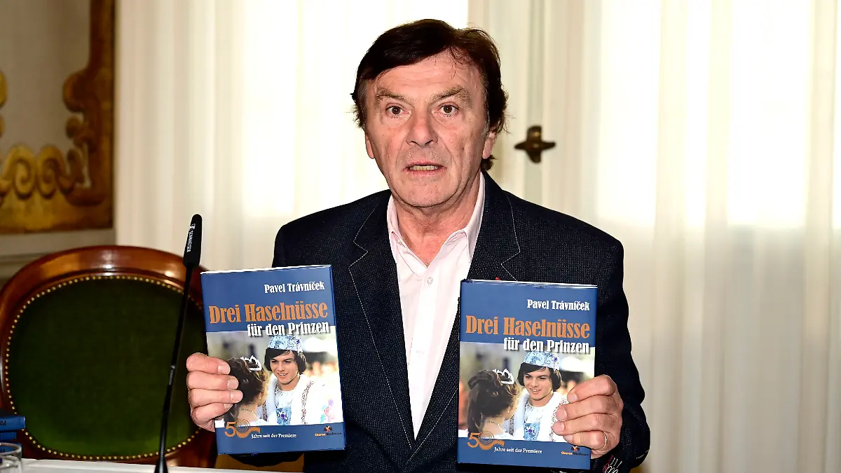 Pavel Travnicek bei einer Lesung und Signierstunde seiner Autobiografie anlässlich des 50. Filmjubiläums des Kultfilms 'Drei Haselnüsse für Aschenbrödel' auf Schloss Moritzburg. Moritzburg, 25.11.2023