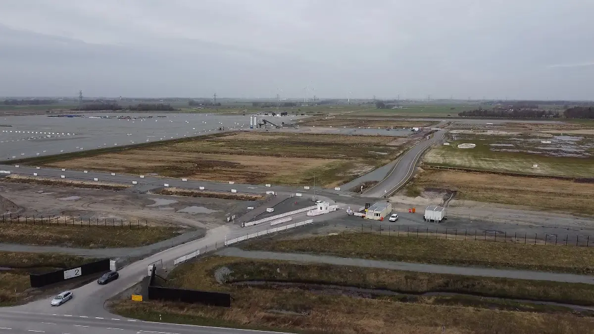 Leere Fläche statt Zukunftsprojekt: Nach der Northvolt-Pleite liegt die Baustelle in Heide brach. Jetzt soll Lyten neuen Schwung bringen.