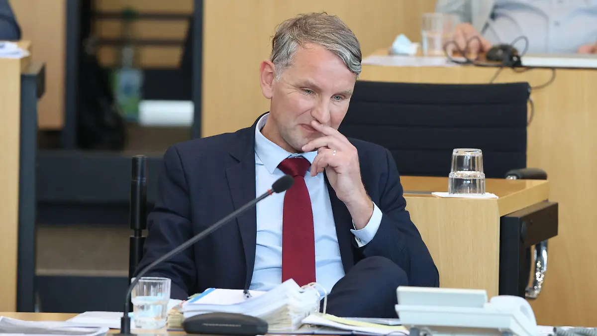 23.07.2021, Thüringen, Erfurt: Björn Höcke, Fraktionsvorsitzender der AfD im Thüringer Landtag, sitzt während der Abstimmung auf seinem Platz im Plenarsaal. Auf Antrag der AfD Fraktion muss sich Thüringens Linke-Ministerpräsident Bodo Ramelow am 23.07.2021 im Landtag einem konstruktiven Misstrauensvotum stellen. Foto: Bodo Schackow/dpa-Zentralbild/dpa +++ dpa-Bildfunk +++