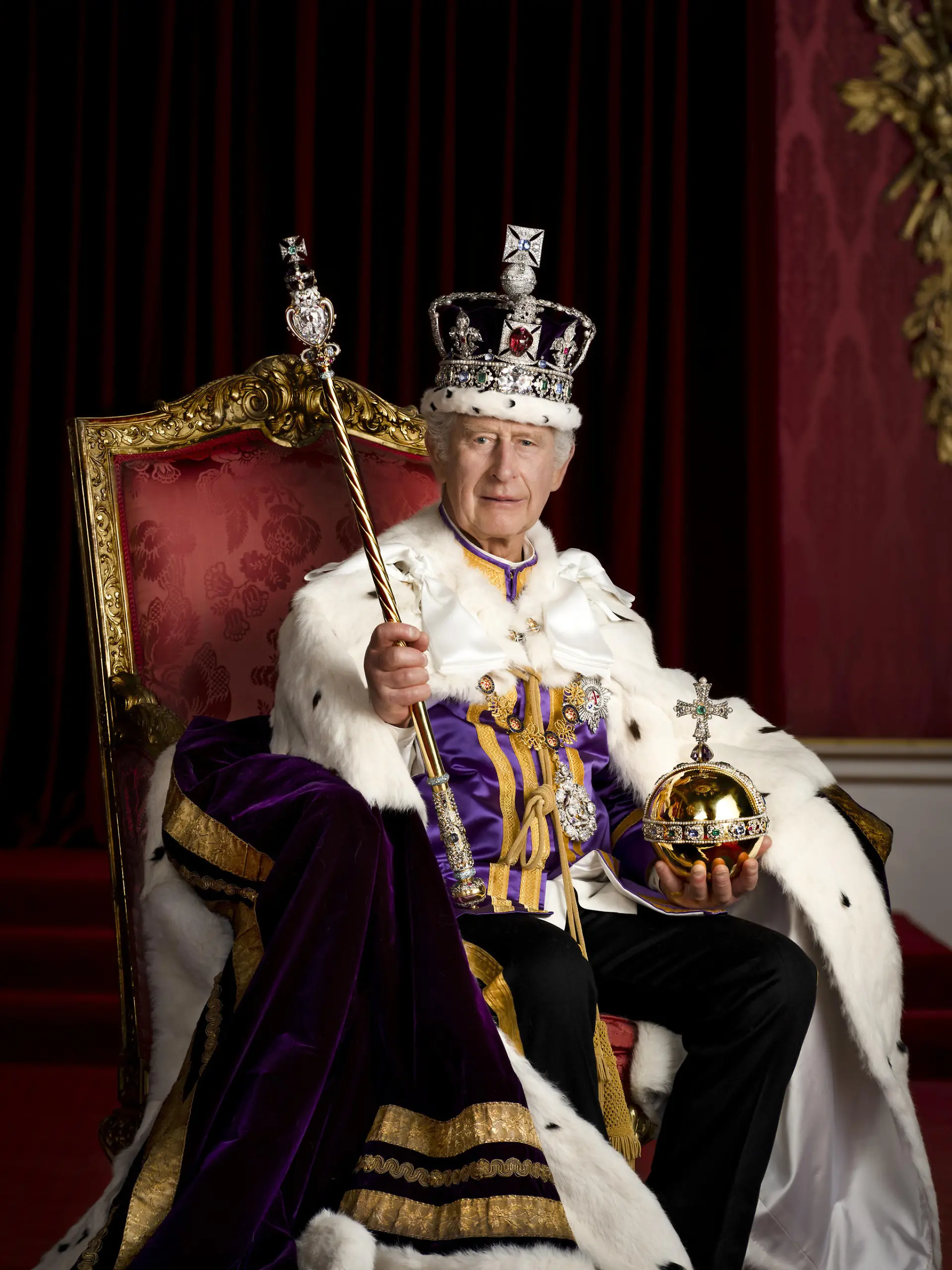 HANDOUT - 08.05.2023, Großbritannien, London: Das am 08.05.2023 vom Royal Household 2023 herausgegebene Handout zeigt König Charles III. im Krönungsornat im Thronsaal des Buckingham Palace auf einem Thron sitzend. In den Händen hält er Reichsapfel und Zepter, auf dem Kopf trägt er die Imperial State Crown. Nach der Krönung von König Charles III. und Königin Camilla hat der Palast offizielle Porträtfotos des Königspaars und ein Gruppenbild herausgegeben. Die Krönung von König Charles III. fand am 6. Mai in London statt. Foto: Hugo Burnand/Royal Household 2023/PA Media/dpa - ACHTUNG: Nur zur redaktionellen Verwendung im Zusammenhang mit der Berichterstattung über die Krönung bis zum 31. Dezember 2023. Das Foto darf nicht verändert und nur im vollen Ausschnitt verwendet werden. Keine Archivierung. Nur mit vollständiger Nennung des vorstehenden Credits +++ dpa-Bildfunk +++