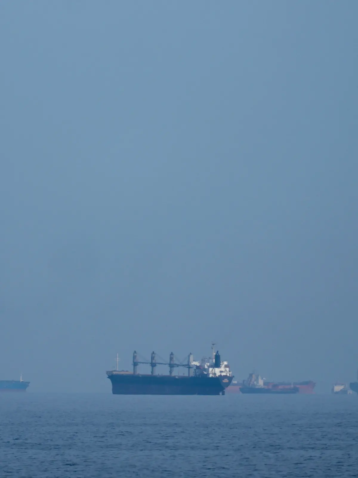 11.03.2026, Vereinigte Arabische Emirate, Khor Fakkan: Öltanker und Frachtschiffe reihen sich in der Straße von Hormus auf, gesehen von Khor Fakkan. Foto: Altaf Qadri/AP/dpa +++ dpa-Bildfunk +++