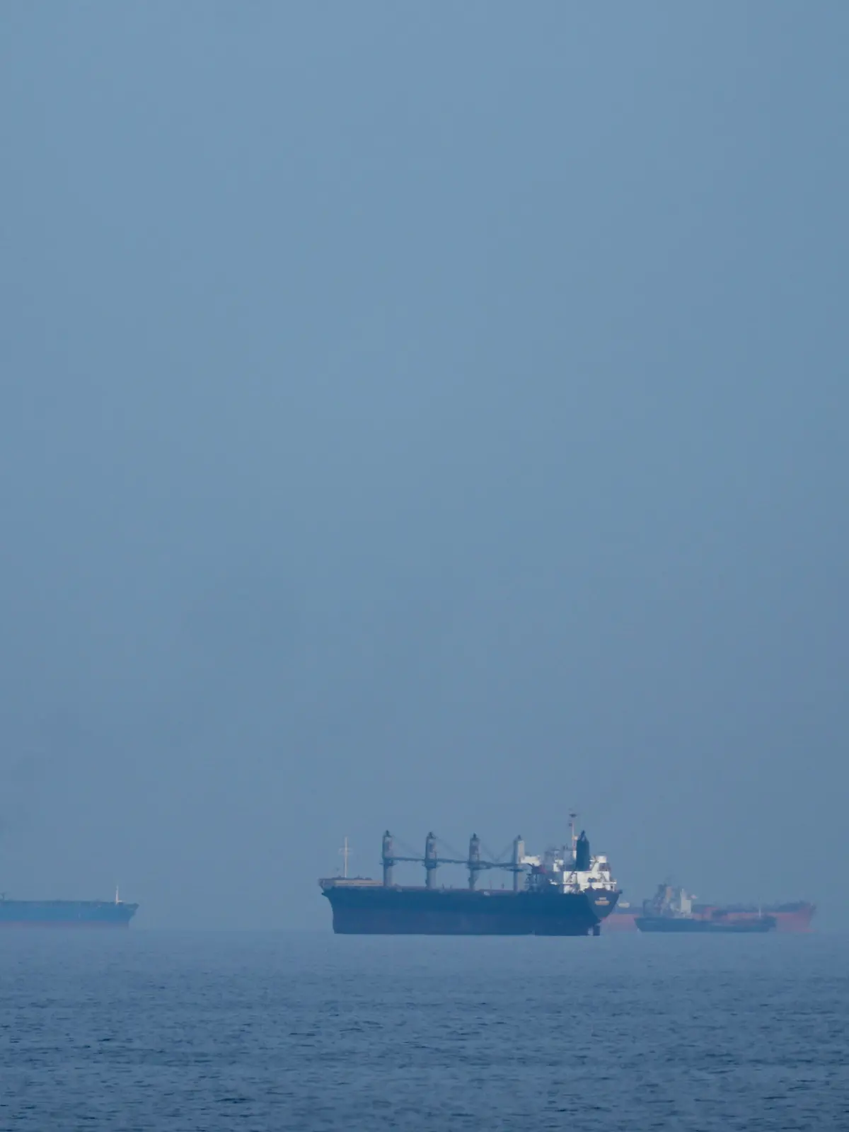 11.03.2026, Vereinigte Arabische Emirate, Khor Fakkan: Öltanker und Frachtschiffe reihen sich in der Straße von Hormus auf, gesehen von Khor Fakkan. Foto: Altaf Qadri/AP/dpa +++ dpa-Bildfunk +++