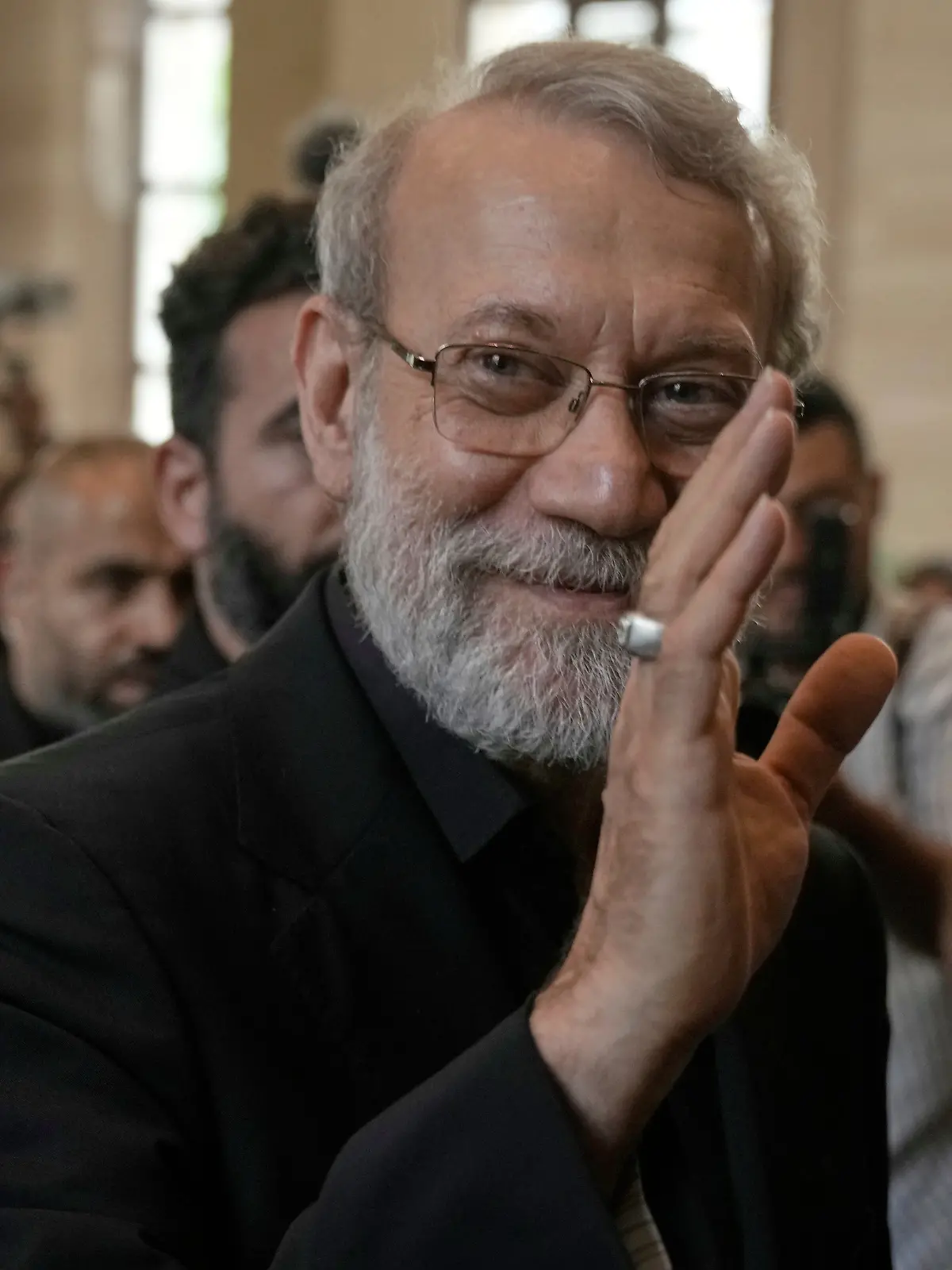 ARCHIV - 13.08.2025, Libanon, Beirut: Der iranische Sekretär des Obersten Nationalen Sicherheitsrates, Ali Laridschani, begrüßt Journalisten bei seiner Ankunft zu einem Treffen mit dem libanesischen Parlamentspräsidenten Berri in der libanesischen Hauptstadt. Der einflussreiche iranische Funktionär Ali Laridschani ist nach israelischen Angaben bei einem Luftangriff in Teheran getötet worden. Foto: Bilal Hussein/AP/dpa +++ dpa-Bildfunk +++