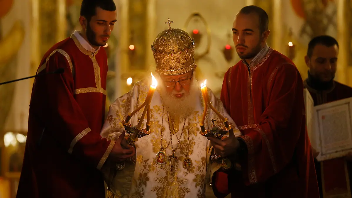 epa05110699 Georgian Patriarch Ilia II (C) attends an Epiphany celebrations at the Trinity Cathedral in Tbilisi, Georgia, 19 January 2016. Eastern churches following the Julian Calendar observe Epiphany on 19 January. EPA/ZURAB KURTSIKIDZE ++ +++ dpa-Bildfunk +++