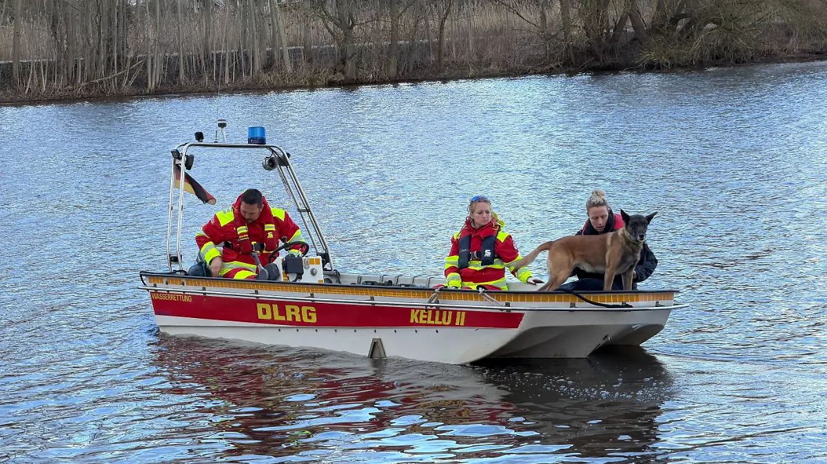 Am Montag (16. März) sucht die Polizei den Fluss noch mit einem Personenspürhund ab.