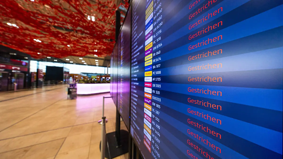 Stornierte bzw. annulierte Flüge auf einem Display im Terminal während eines Warnstreik am Flughafen Berlin Brandenburg ( BER ). Die Gewerkschaft Verdi hat die Beschäftigten der Flughafengesellschaft Berlin-Brandenburg ( FBB ) zu einem ganztägigen Warnstreik aufgerufen. Hintergrund sind laufende Tarifverhandlungen.