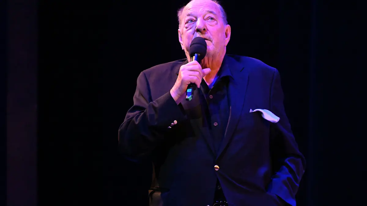 Ralph Siegel spricht beim Schlussapplaus der München-Premiere des Ralph-Siegel-Musicals "Ein bisschen Frieden“ im Deutsche Theater auf der Bühne.