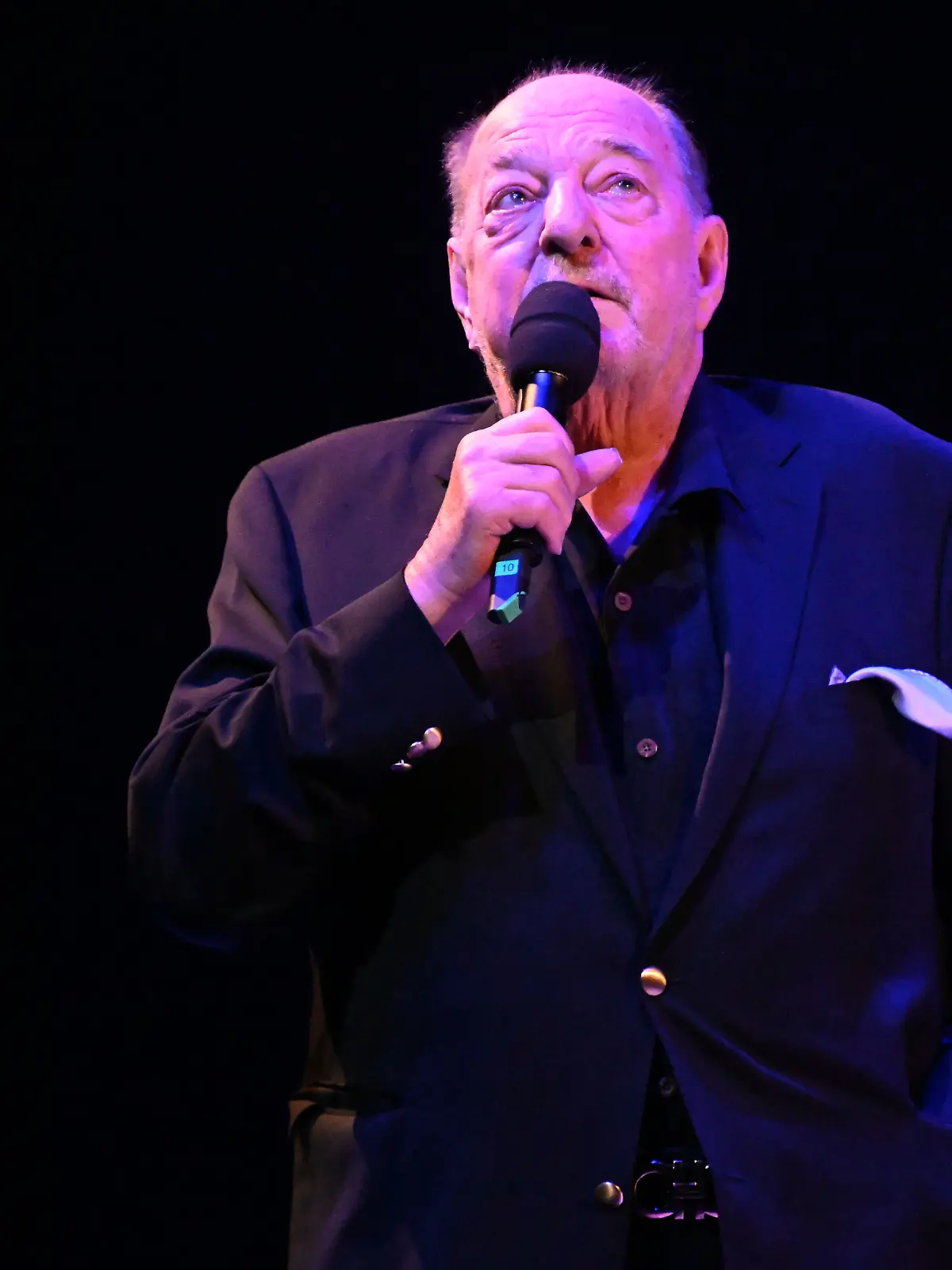 Ralph Siegel spricht beim Schlussapplaus der München-Premiere des Ralph-Siegel-Musicals "Ein bisschen Frieden“ im Deutsche Theater auf der Bühne.