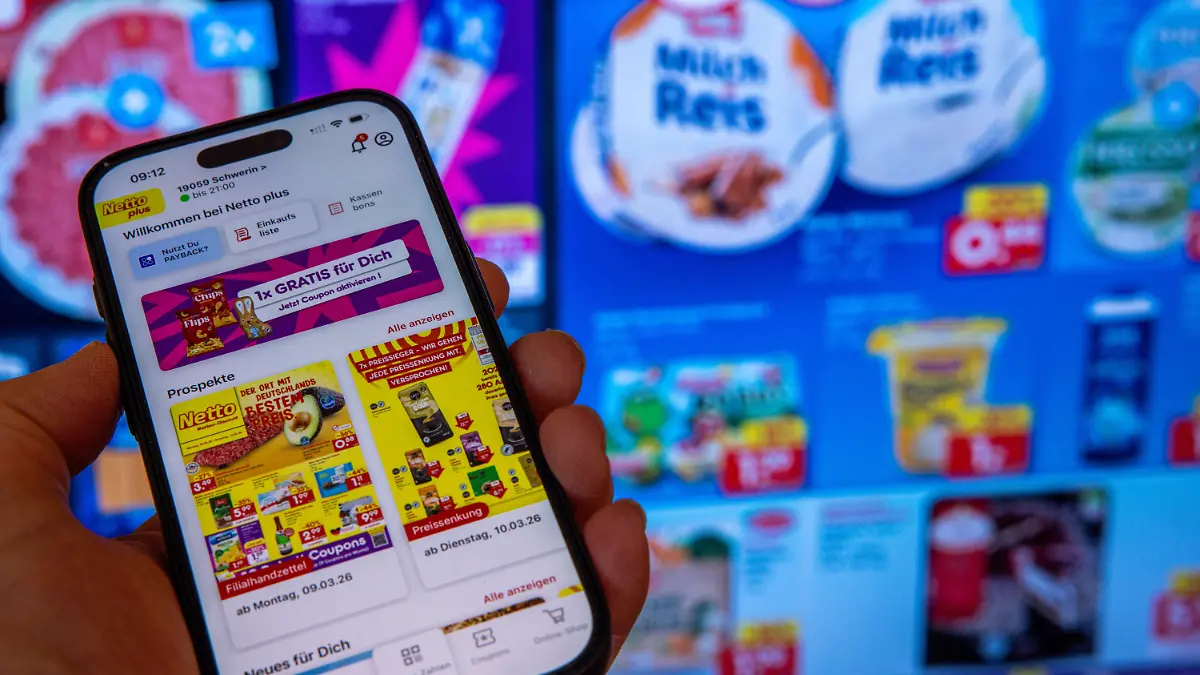 In den Apps von Supermarktketten und Discountern erhalten angemeldete Kunden zusätzliche Angebote, andere nicht. Verbraucherschützer beklagen die Praxis und fordern: Gleiche Rabatte für alle.