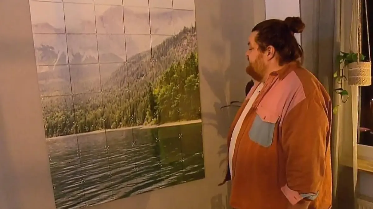 Guidos Deko-Queen: Kandidat Martin bewundert seine neue Wand-Deko