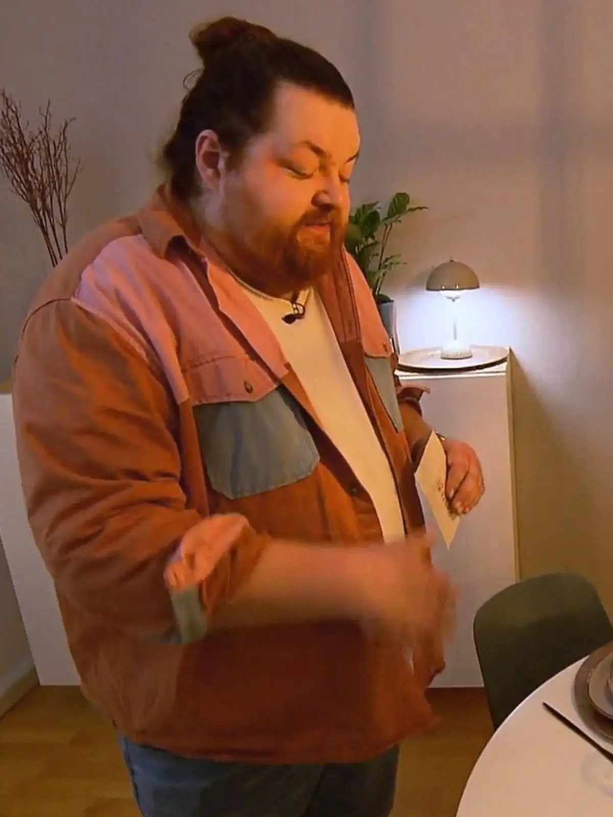 Guidos Deko-Queen: Kandidat Martin in seinem neuen Esszimmer mit Holz-Akzenten