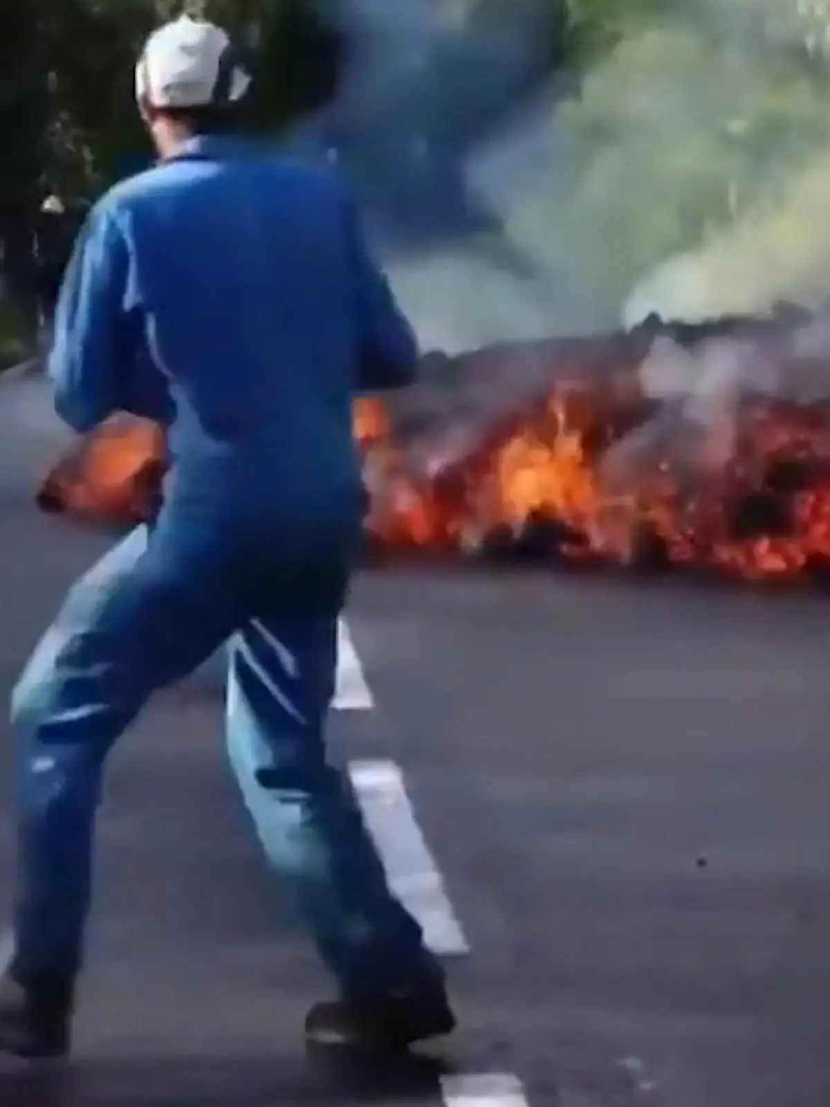 Bild zu: "Lava-Welle überrollt Urlaubsparadies La Réunion – Touristen stehen direkt daneben!"