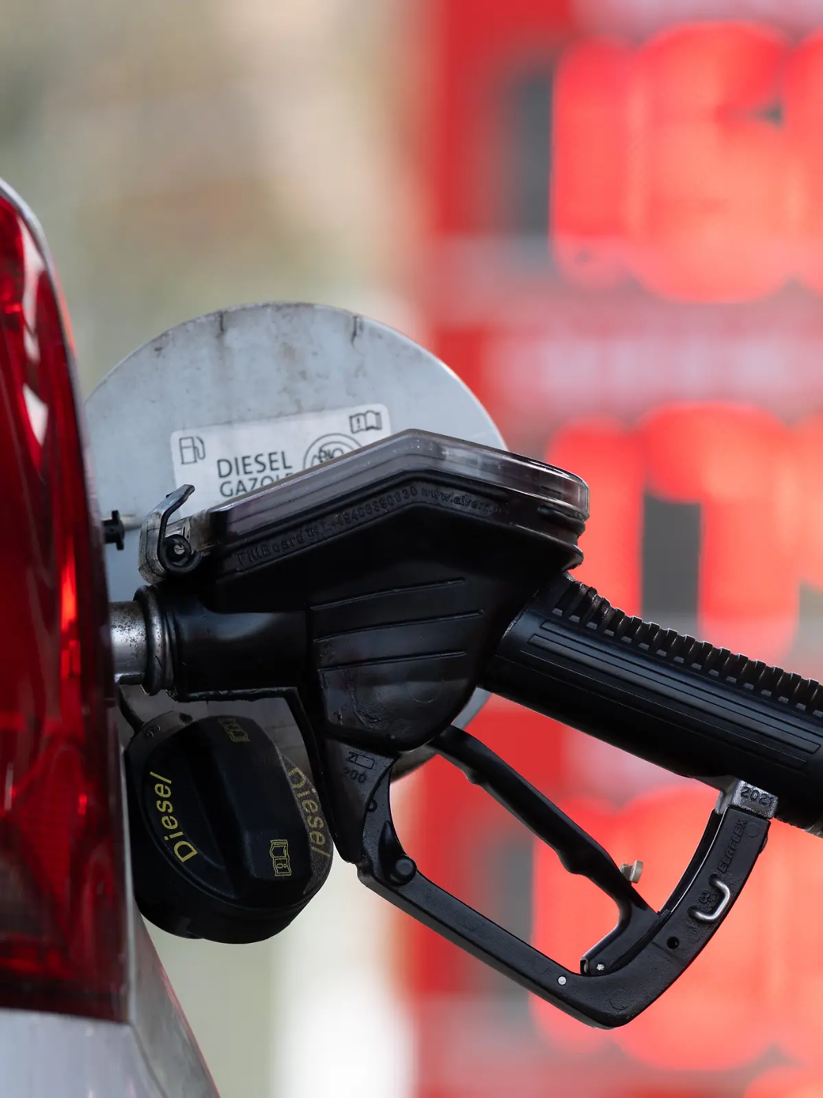 Ein Tankstutzen steckt an einer Tankstelle in der Tanköffnung eines Fahrzeugs. (zu dpa: «Kampf gegen hohe Spritpreise: Österreich will Steuer senken») +++ dpa-Bildfunk +++