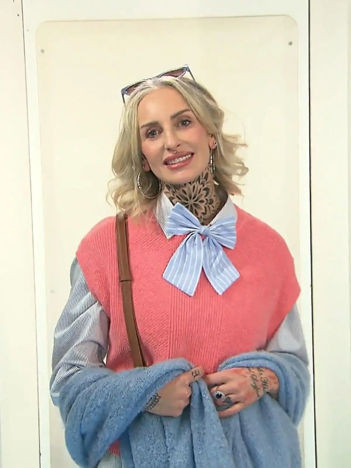 Bild zu: "Anna zeigt ihren gestylten Pullunder: Reicht das für einen starken Auftritt?"