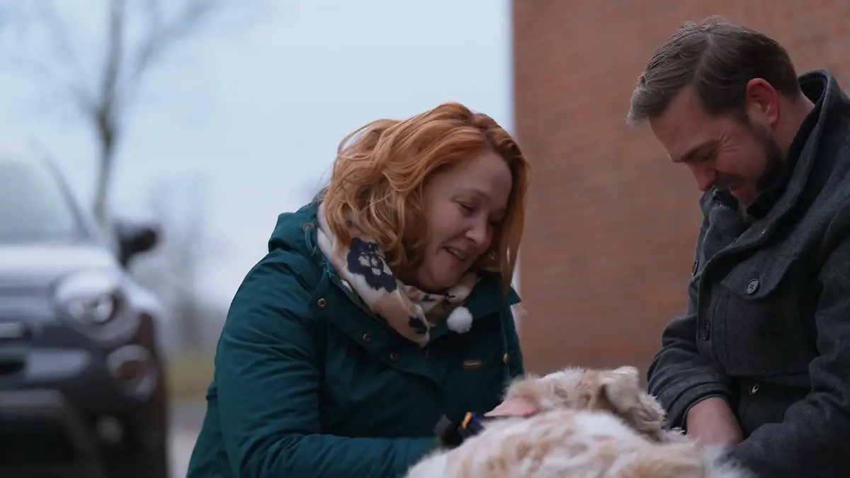 Almut und Malte holen den fast blinden Rexi in sein neues Zuhause Rexi zieht um