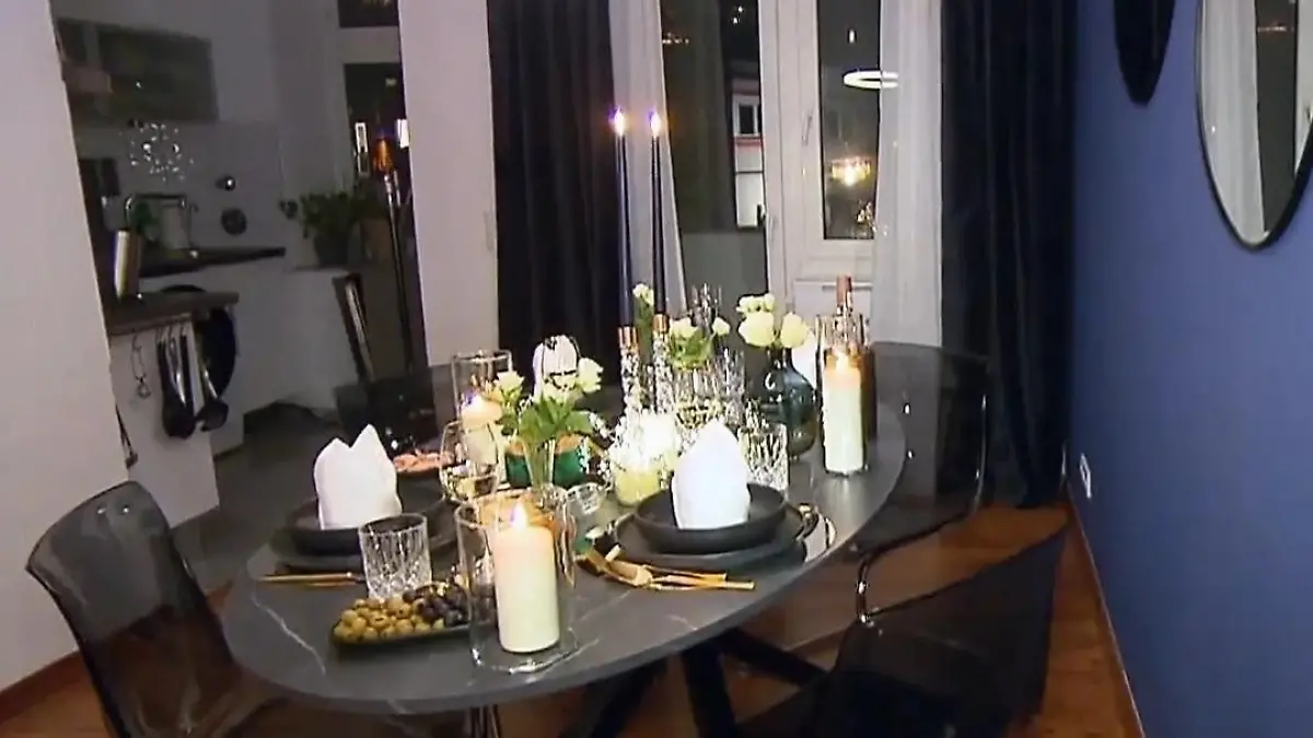 Guidos Deko-Queen: Schwarzer gedeckter Esstisch, schwarze Stühle, dunkelblaue Wand mit Spiegel: Vivians Essbereich nach der Umgestaltung