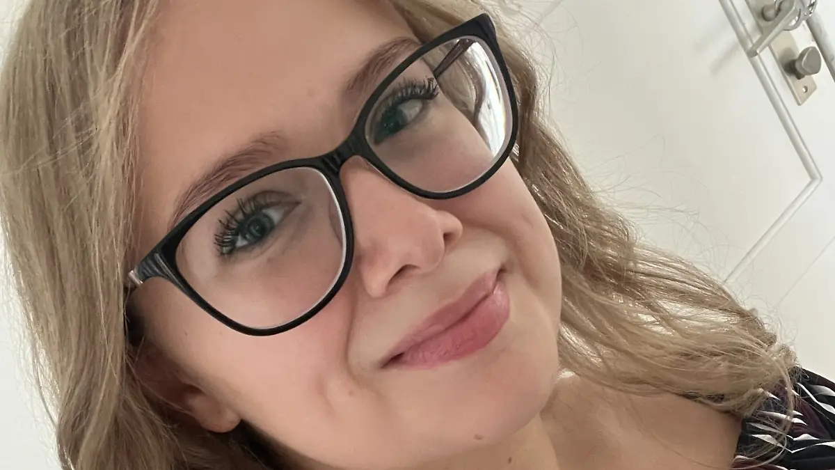 Jasmin schaut in die Kamera. 