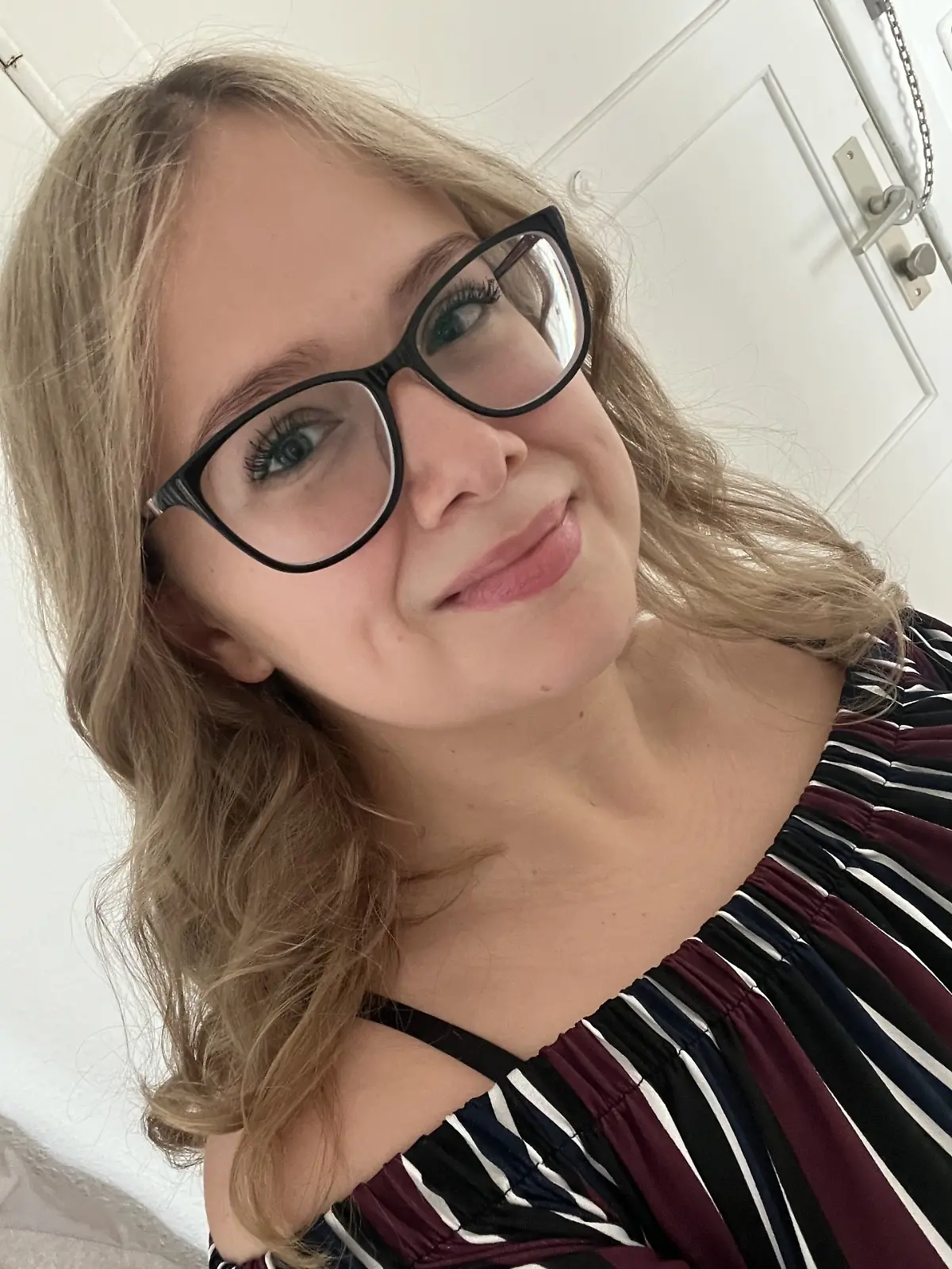 Jasmin schaut in die Kamera.