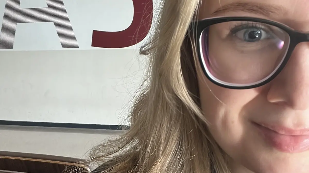 Jasmin am Flughafen BER. 