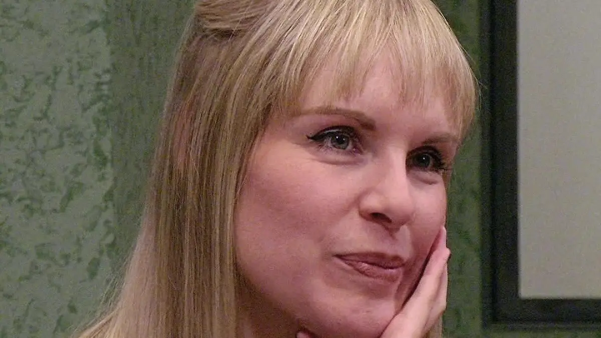 First Dates: die blonde Single-Frau Saskia (33) unterhält sich gut mit Date Robert